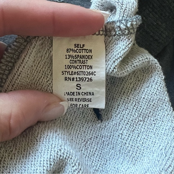 Honey Punch Gray Distressed Pullover Sweater Size S NWOT - Picture 4 of 4